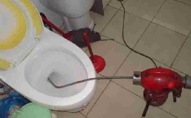 让胡路马桶通下水